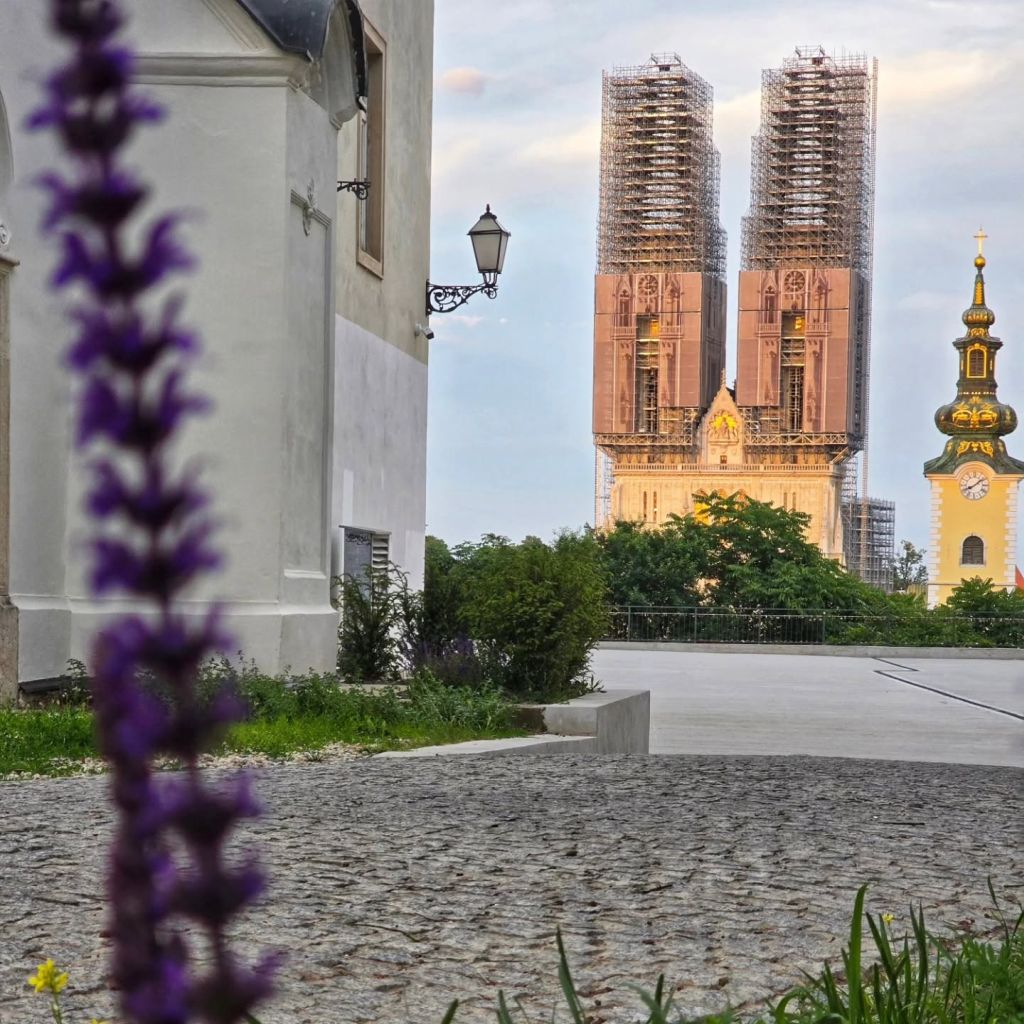 Katedrala Uznesenja Blažene Djevice Marije i svetih Stjepana i Ladislava, pogled sa Strossmayerovog šetališta